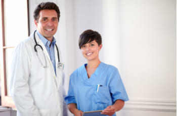 Два врача на фоне белой стены