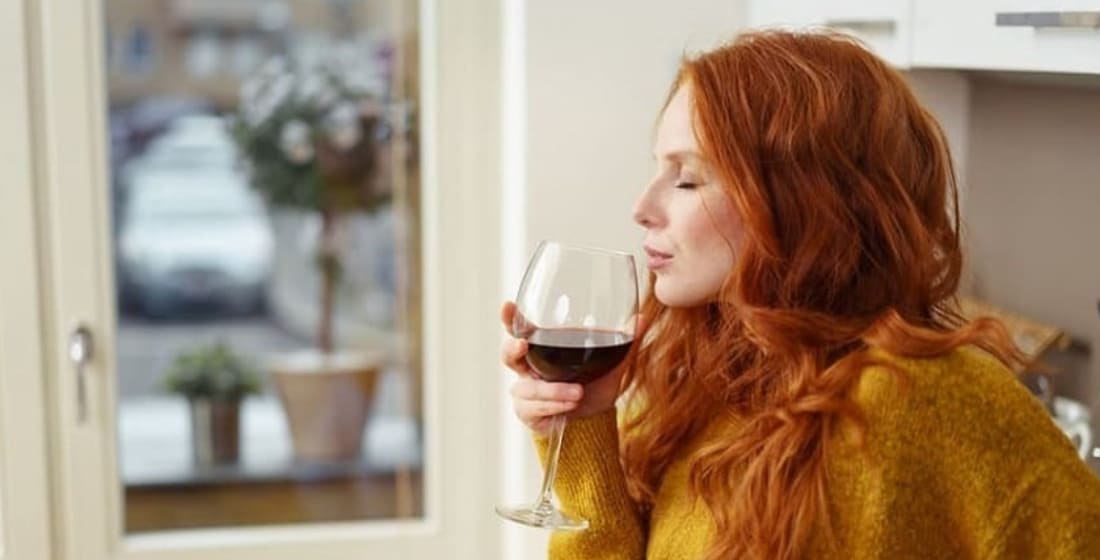 Девушка пьет вино из бокала
